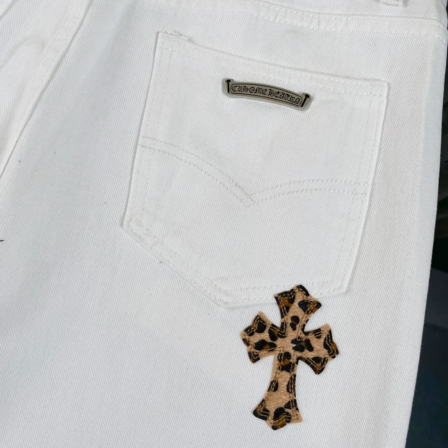 P240 CH Chromehearts Mattyboy graffiti painted leopard print cross patch leather white jeans, price 34W level, patchwork cross pattern embellishment, washed jeans! ! An absolutely high-end luxury product, a 1.9W-level god-level single product, a super popular product, made by top heavy industry, a magic weapon that cannot be missed! [About Zangyin] This is an extremely luxurious fashion brand that can also be called the aristocracy of the high street. It has always been an exclusive brand for some hipsters or rich second generations. Compared with ordinary high streets, it is more luxurious and noble. Compared with luxury brands, it is more fashionable and individual. It has always been a brand that I have a special liking for. [Top heavy industry fashion design] Consistently high-street luxury style. Speaking of this style, the Zangyin family and GU family are definitely the leading representative brands. Especially the Zangyin family has really achieved a state-of-the-art effect in creating high-street style. The unique washed material is used to create this style. The color system is already quite eye-catching. After it is decorated with patchwork cross flowers, it cleverly highlights the charm of the brand. Secondly, this style uses classic The high-waist cutting design highlights the long legs and fashionable temperament of the upper body. The brand is highly recognizable and the slim fit configuration is more suitable for daily wear. It is a product that interprets personality, fashion, and specifications at a glance. This single product is enough to make any fan excited. It can be a white T-shirt for a youthful college style, or a tight suspender for a royal style. It has strong matching ability and can be easily controlled by men.  [Materials and craftsmanship] Needless to say, this point goes without saying. As an excellent craftsman brand, Zangyin’s requirements for details and craftsmanship are really perfect. The washed color of this model has gone through so many processes, not to mention the embellishment of denim appliques. It is also purely hand-made and sewn. Just like what they believe in, only hand-made things have soul and have the meaning of wear. A top-notch heavy-duty fashionable denim item, I look forward to your perfect interpretation! !  Color: white Size: 28-34